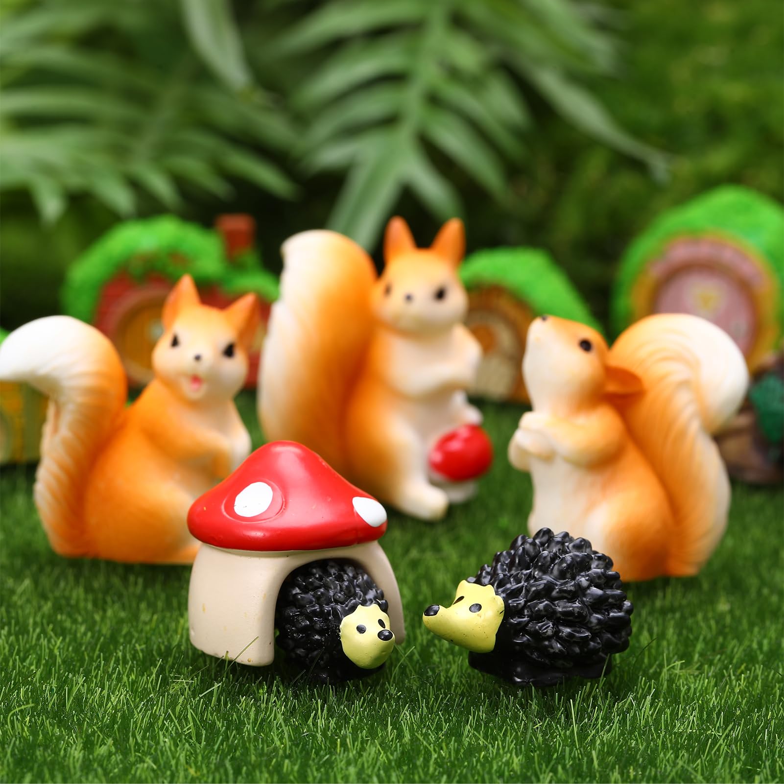 GGSTDDUP hedgehog and squirrel figures brighten garden scenes