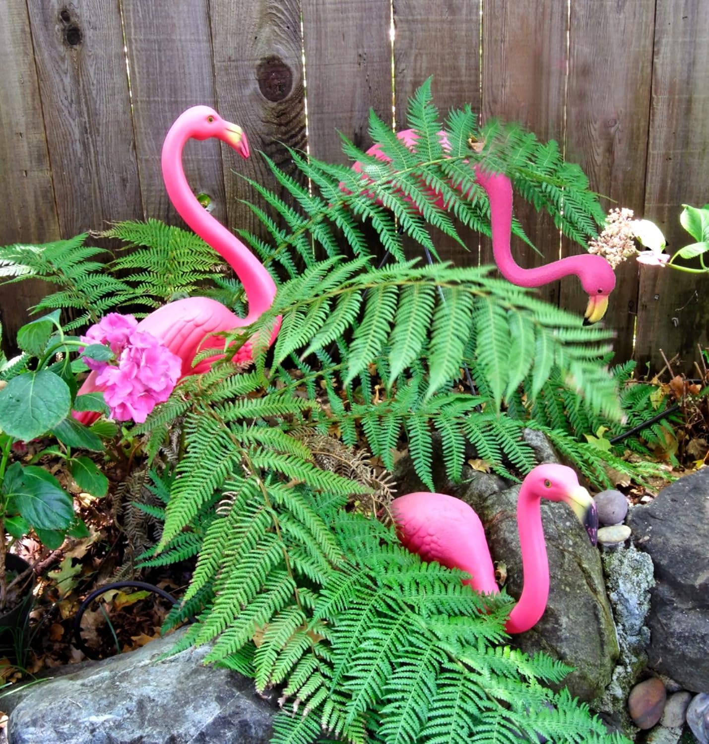 GiftExpress rust-proof stakes keep flamingos stable in wind and weather.
