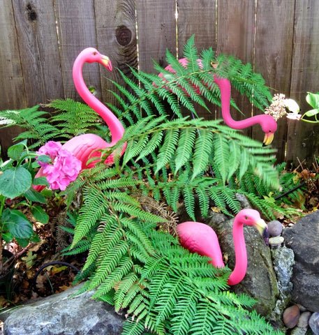 GiftExpress rust-proof stakes keep flamingos stable in wind and weather.