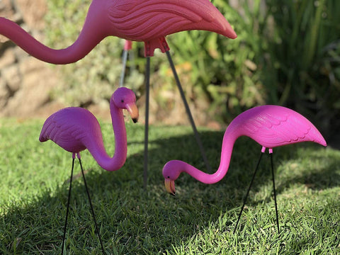 GiftExpress flamingos with detachable stakes for quick, rust-resistant setup.