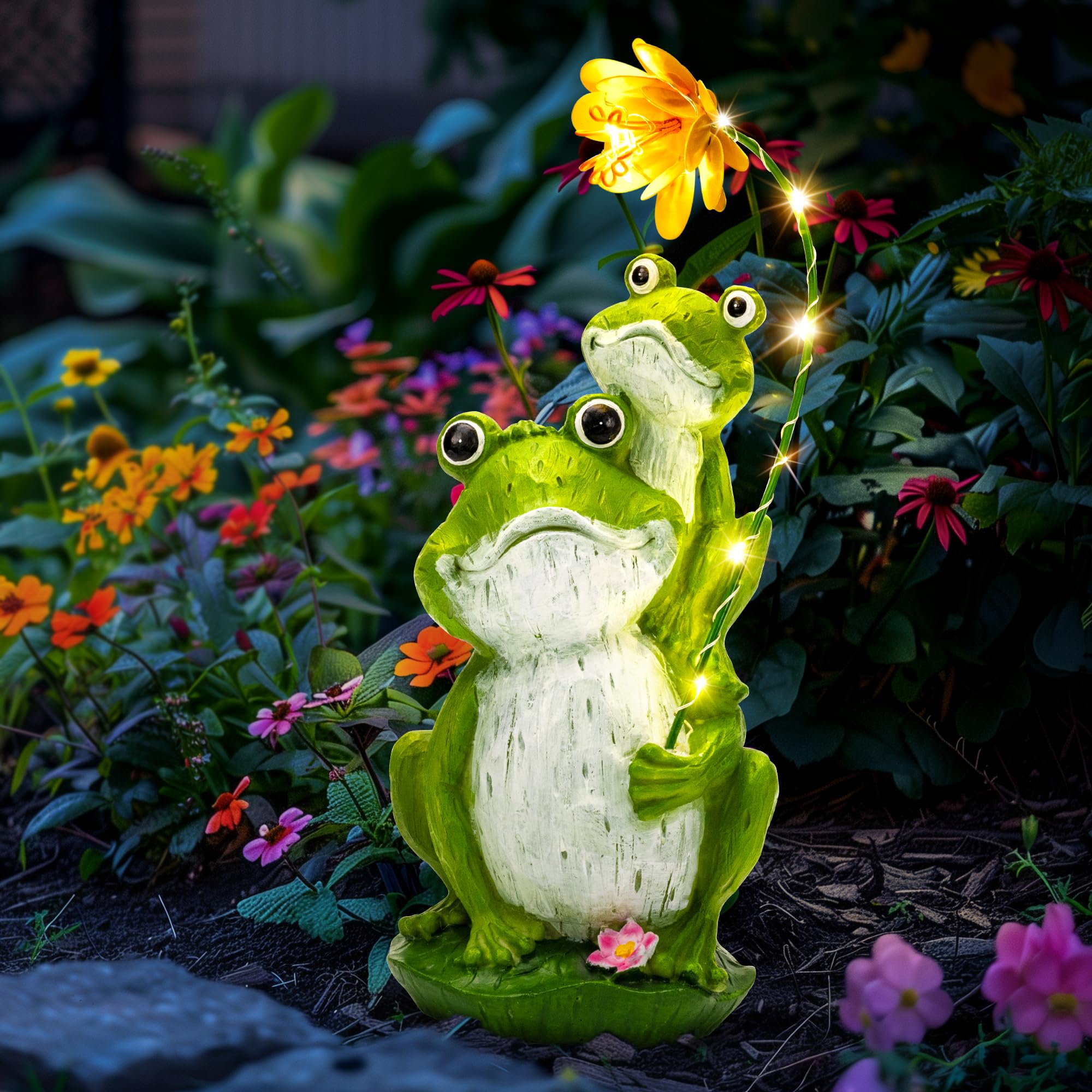 GIGALUMI solar frog light outdoor statue enhances twilight ambiance with soft yard illumination.