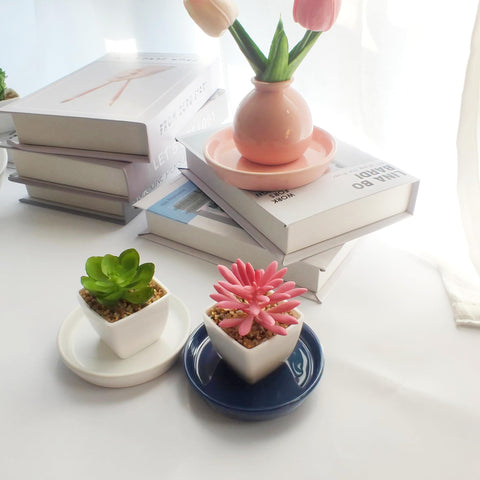 GIKUPOM plant-tray with deep rim helps catch drainage while keeping pot elevated.