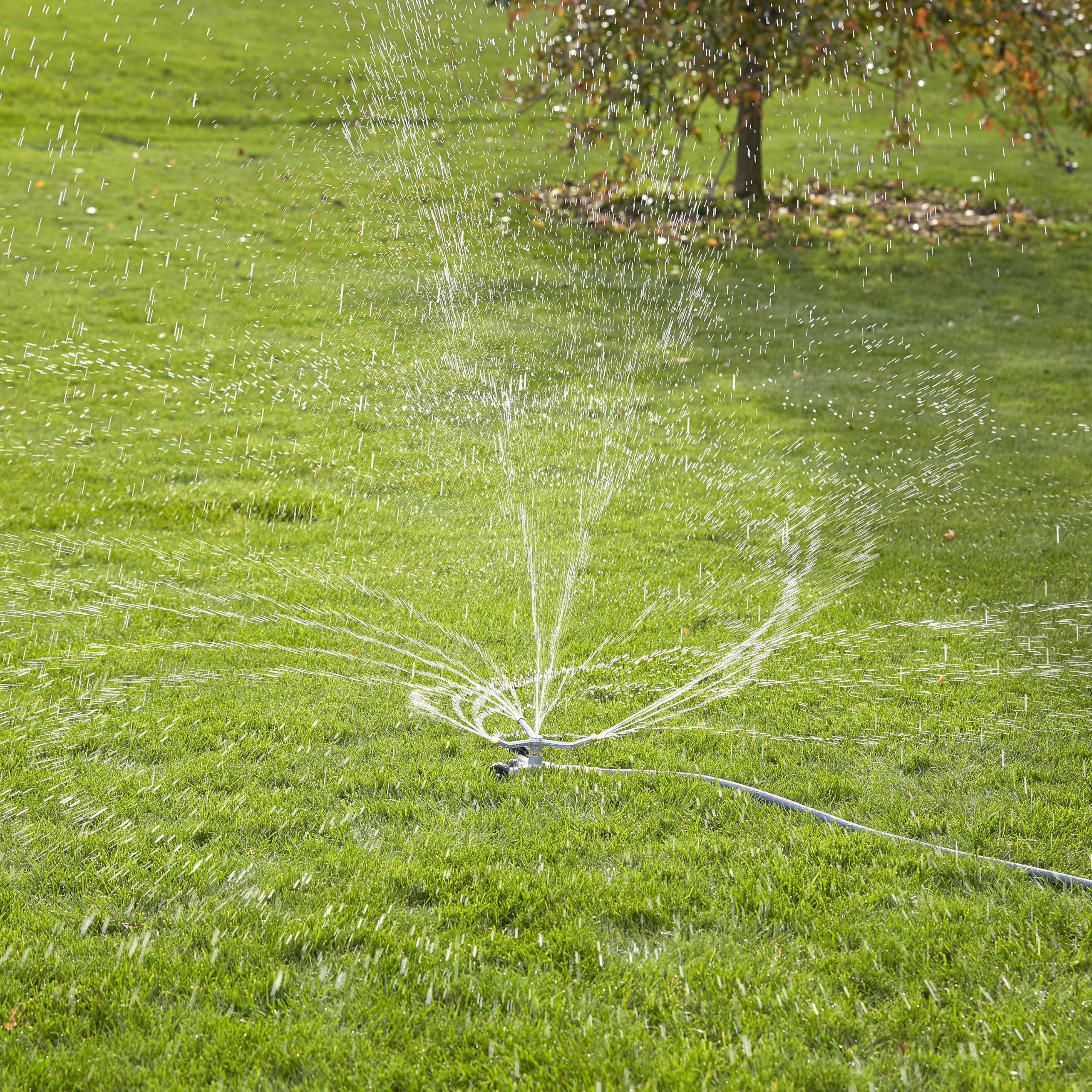 Gilmour 692 sq ft reach supports medium yard watering needs effectively.