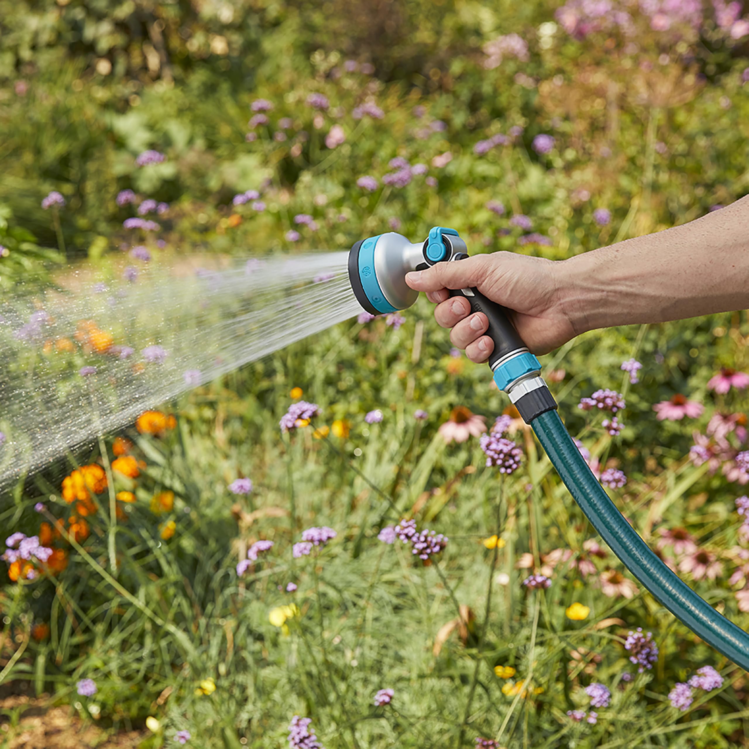 Gilmour ergonomic slip-resistant handle provides a secure grip