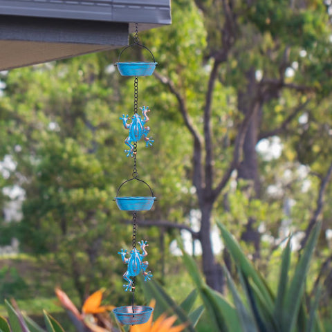 giole Rain Chain uses a coated metal finish for durability and rust resistance.