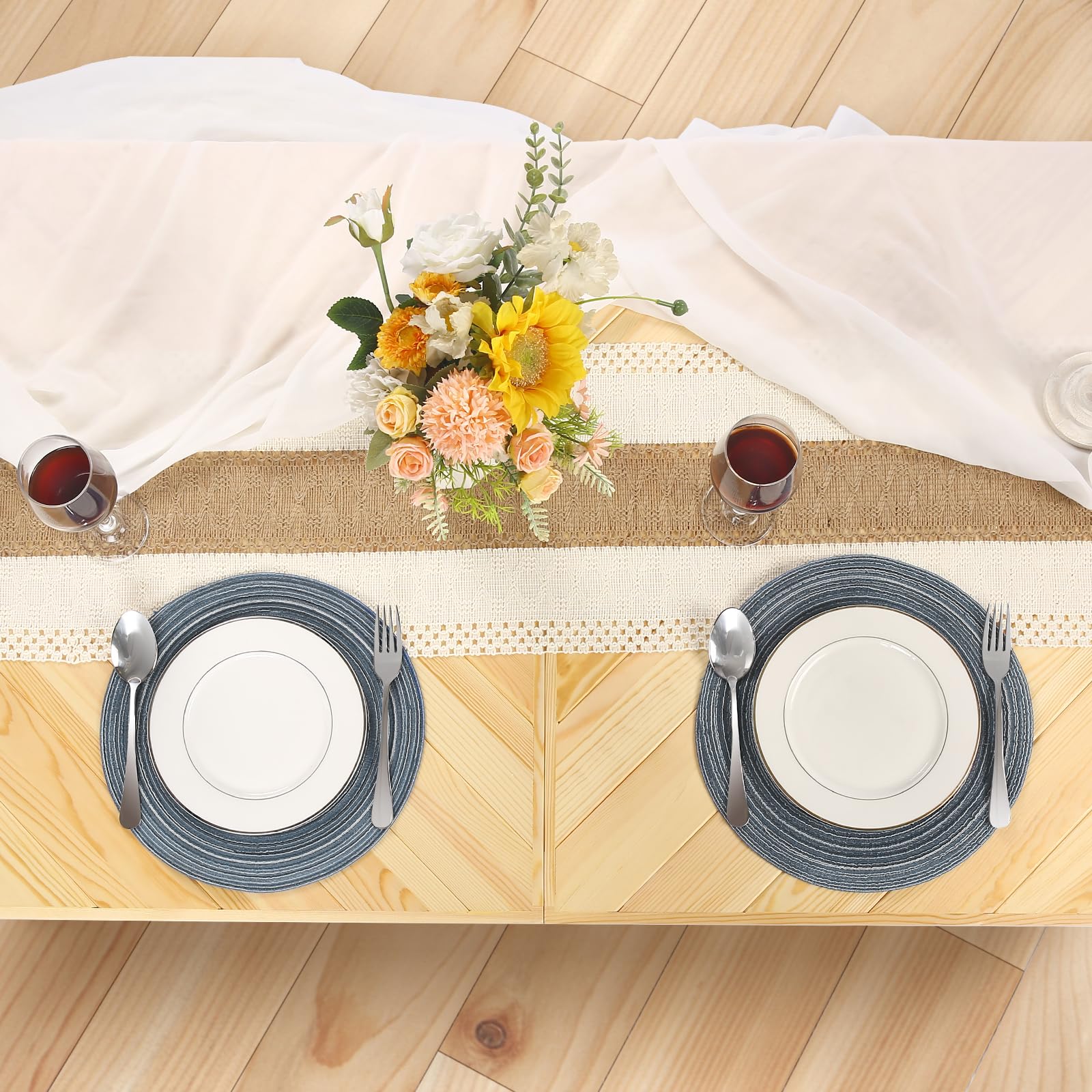 GLDZI table-runner-ready setup for versatile dining