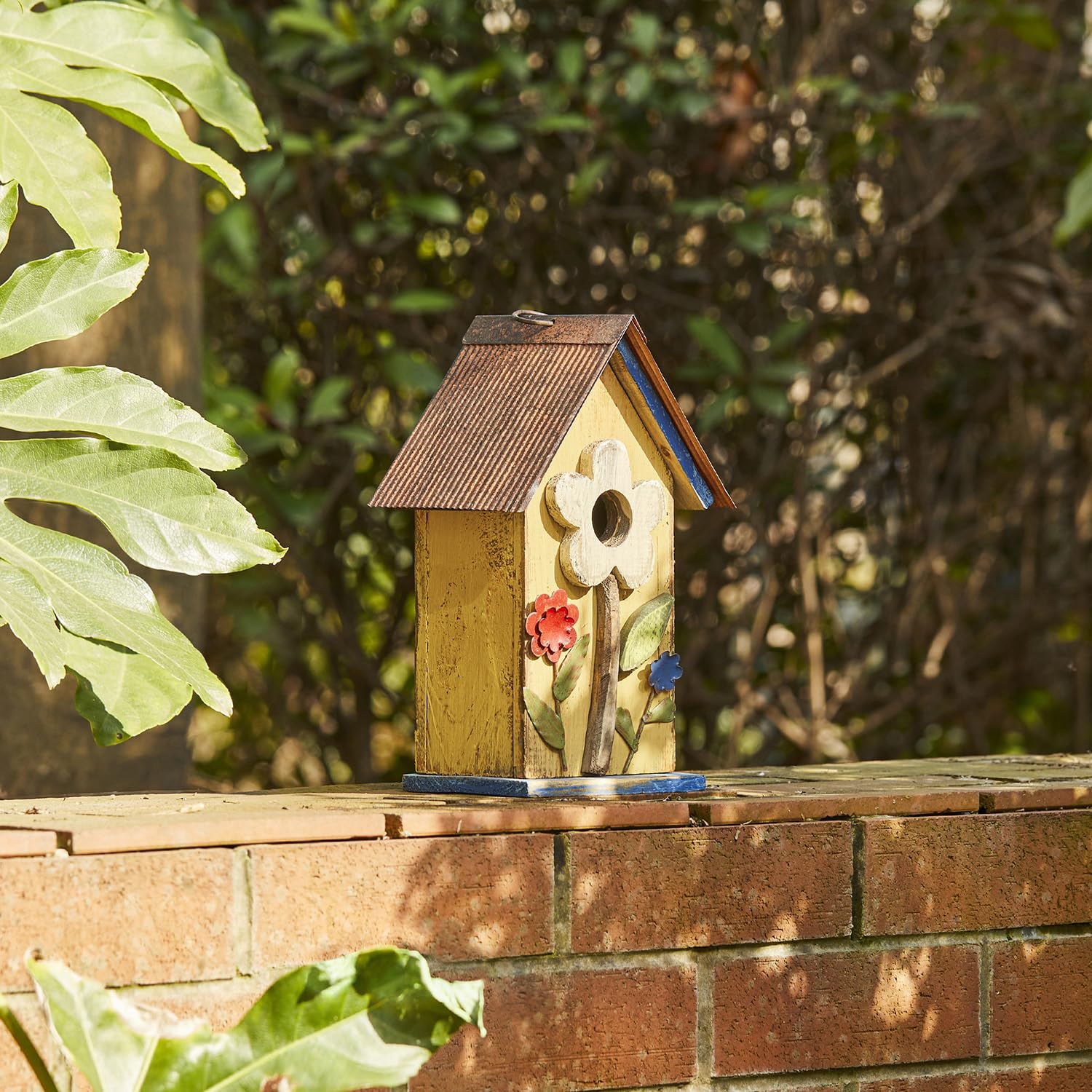 Glitzhome outdoor bird house is ideal for patios, gardens, or backyards.