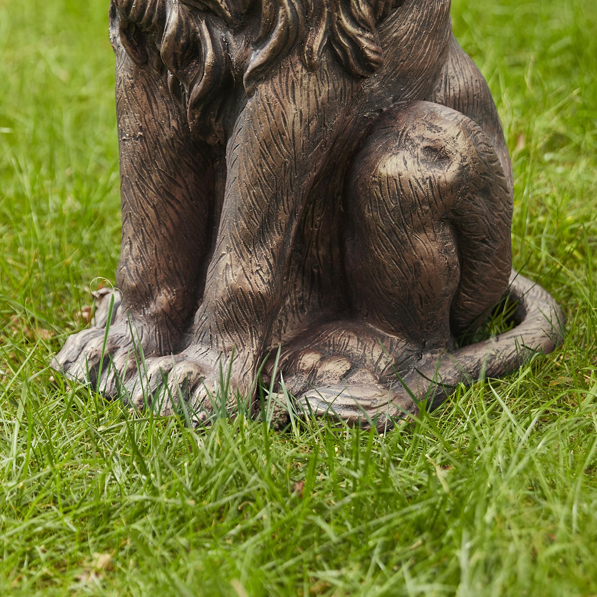 Glitzhome bronze-finish guardian lion, versatile garden, patio, and yard decor.