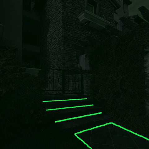GLOCARNIVAL Sunlight-charged stones illuminate gardens after dusk.
