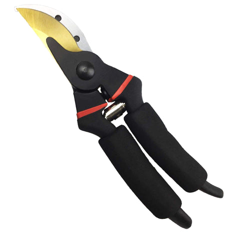 Gonicc pruner cutting capacity demonstrated on a small branch up to 3/4 inch.