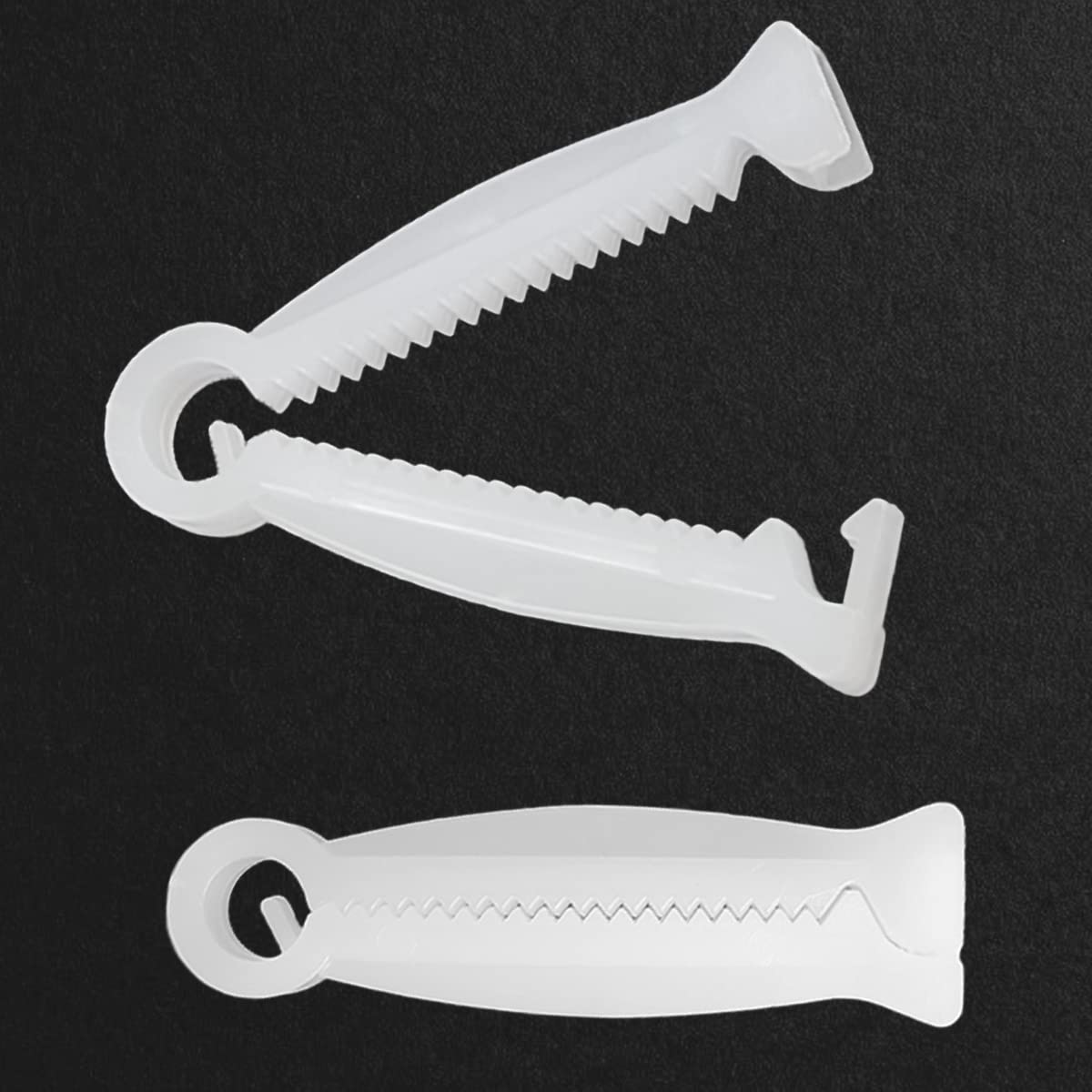Good News livestock farrowing clamp supports quick, practical cord handling.
