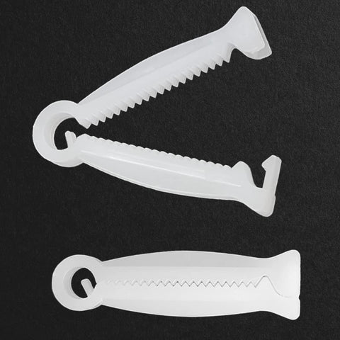 Good News livestock farrowing clamp supports quick, practical cord handling.