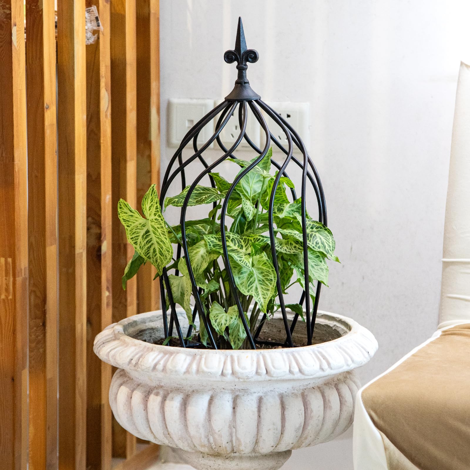 GOOOXIM compact 23-inch trellis fits a small balcony space.