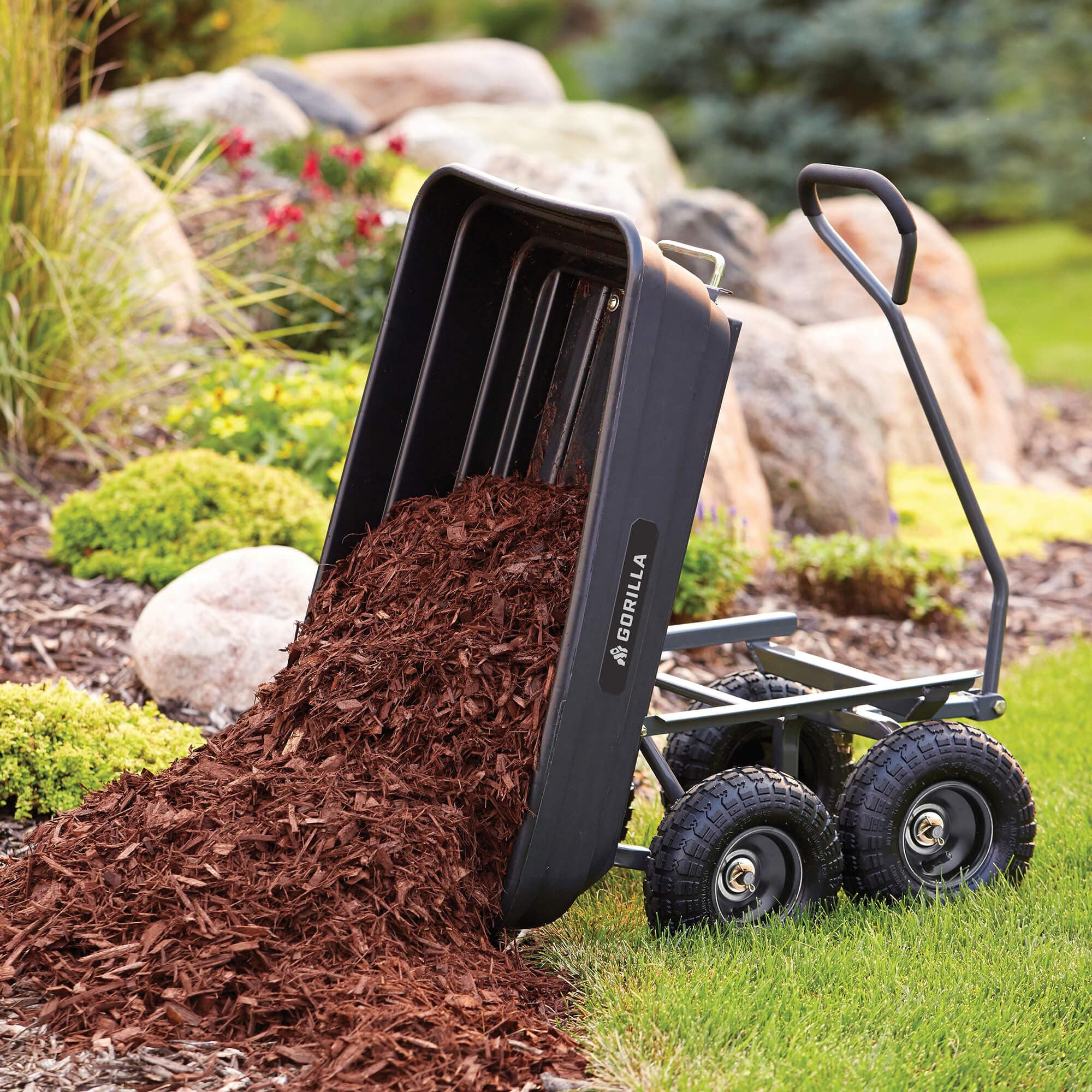 Gorilla Carts ergonomic straight-pull handle for comfortable use