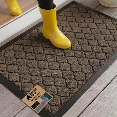 Gorilla Grip WeatherMAX doormat latte quatrefoil at the front door captures dirt and moisture.