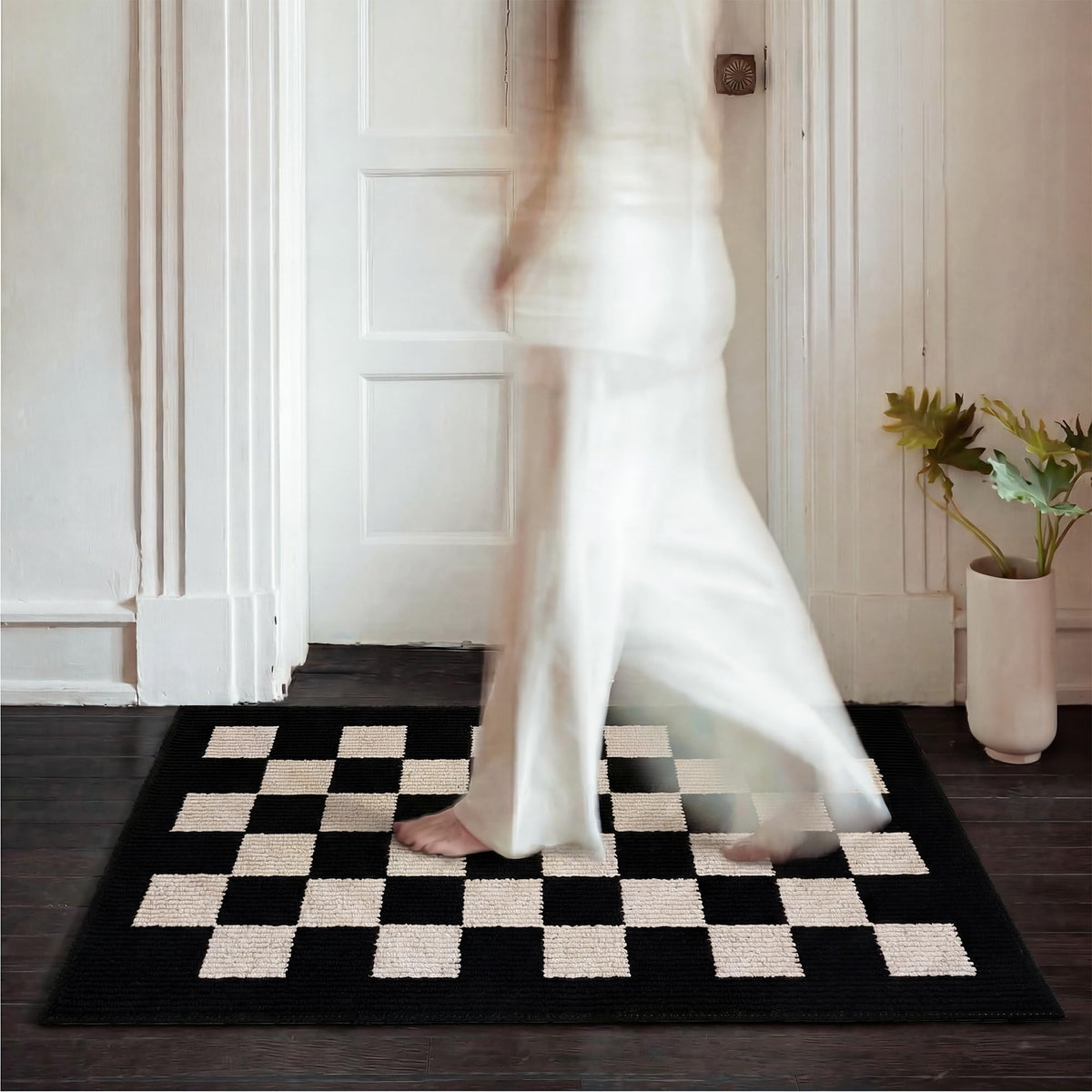 GRANNY SAYS Indoor Doormat absorbs dirt and moisture, keeping floors cleaner.