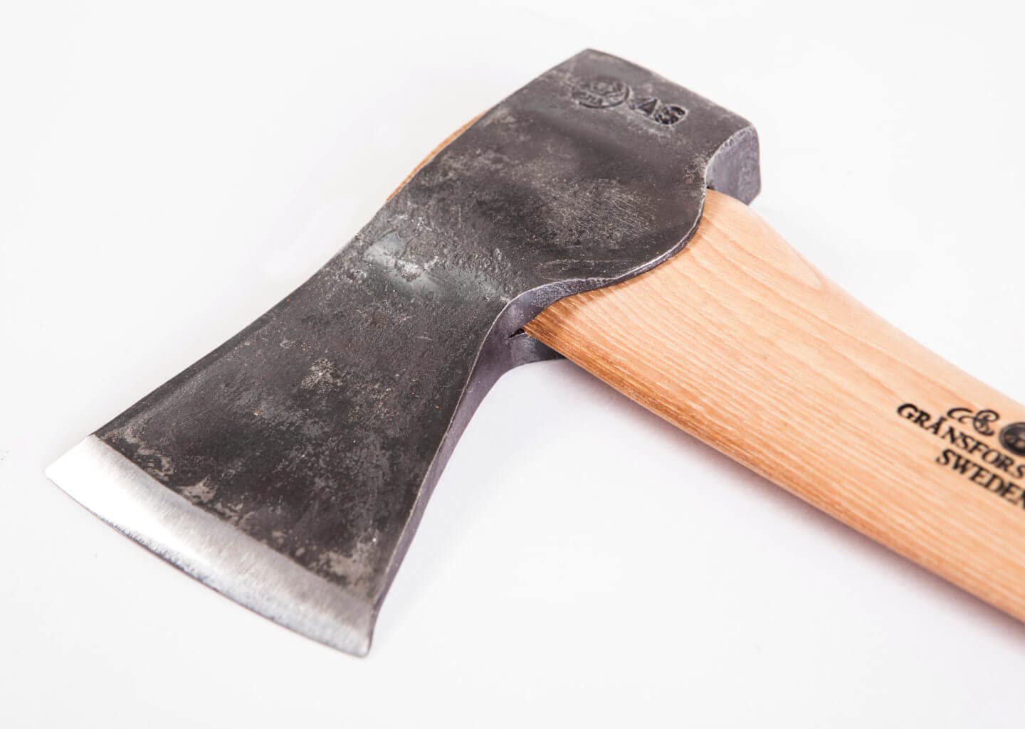 Small Forest Axe limbwood cutting with Gränsfors Bruks in outdoor use.