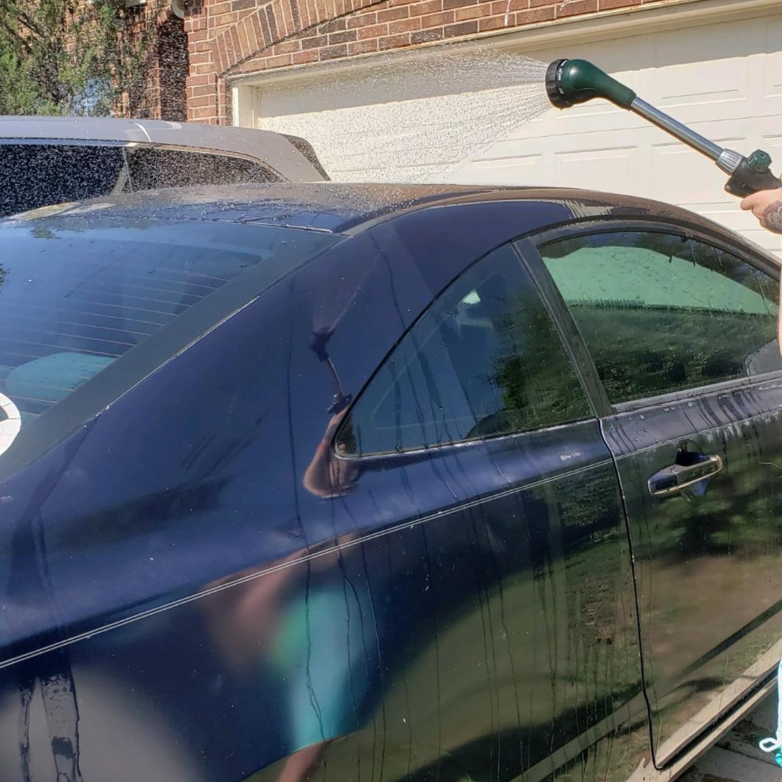 GREEN MOUNT ergonomic handle wand improves comfort during long watering sessions.