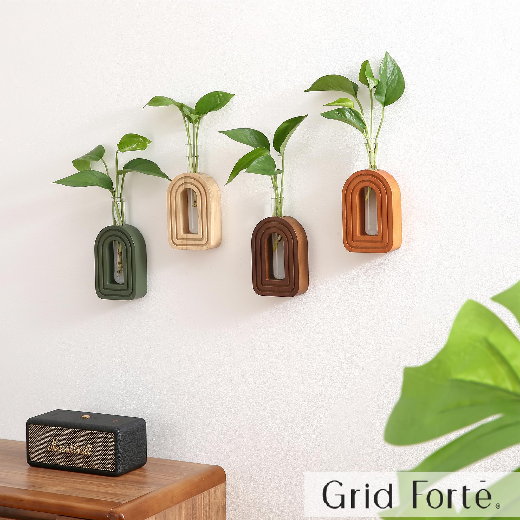 GRID FORTE wall vases include hardware for simple installation and flexible arrangement options