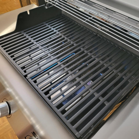 Grillflame Weber Spirit 300 grate cleaning ready image showing easy maintenance