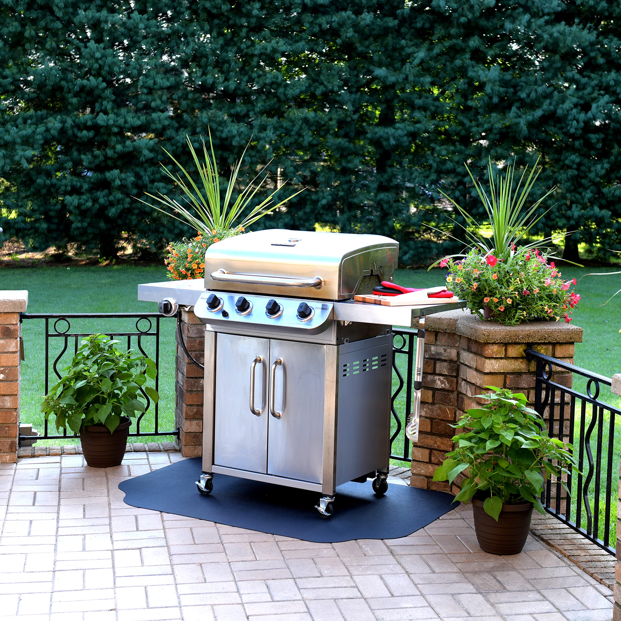 GRILLTEX underside features mini pyramids for stability and drainage.