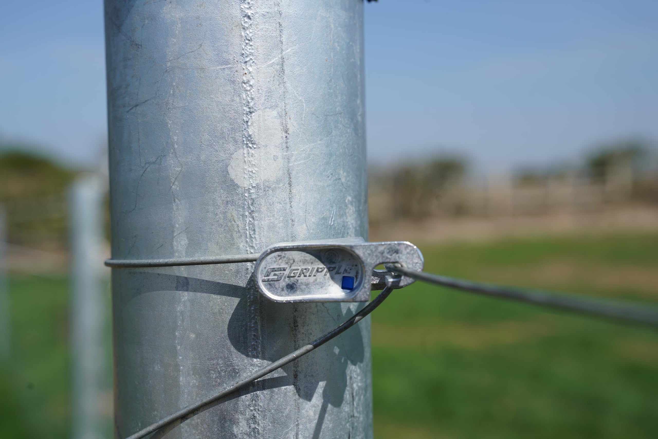 GRIPPLE T-Clip barbed-wire compatibility provides reliable terminations on barbed layouts.