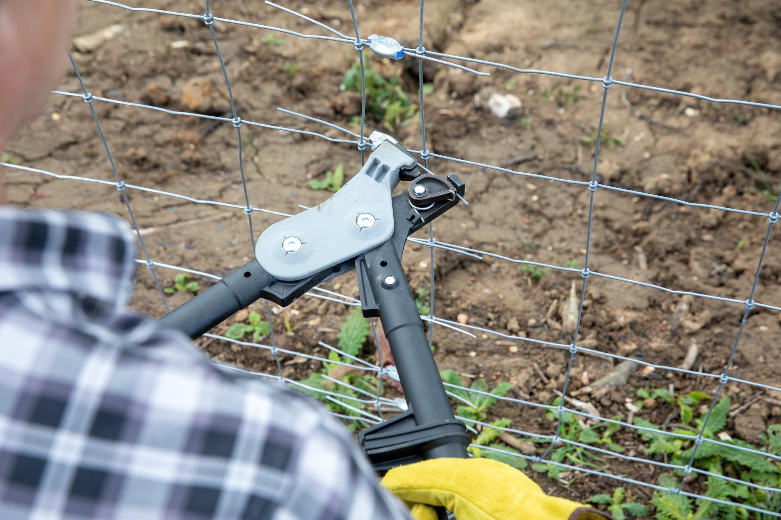GRIPPLE wire joiner with fence stretcher shows quick installation