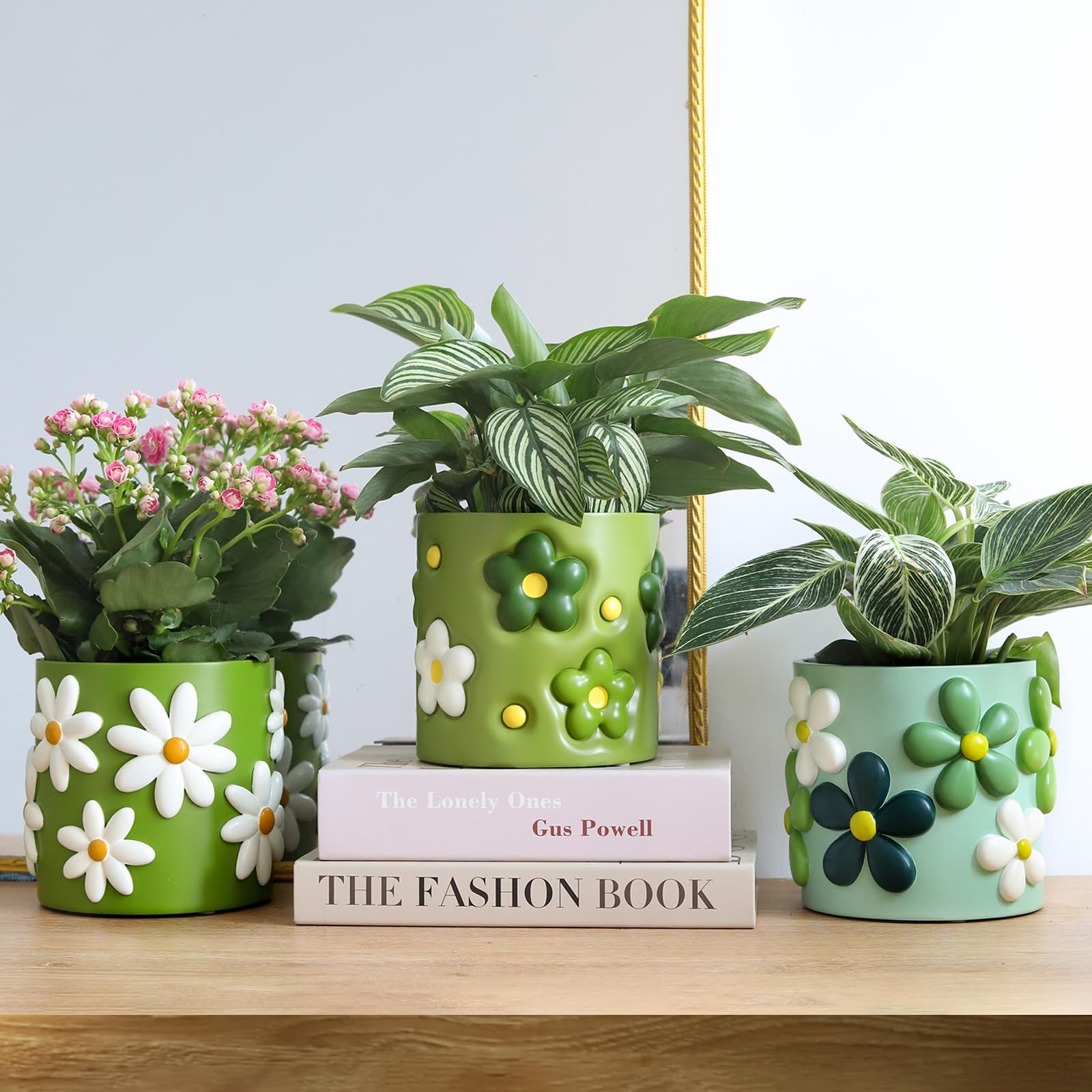 GUGUGO Daisy Planter includes protective pads to guard furniture