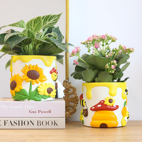 GUGUGO planter includes removable rubber plug to manage excess moisture.