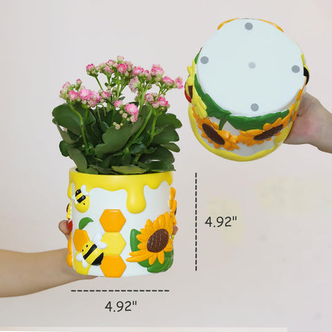 GUGUGO resin planter features drainage hole and plug for easy watering control.