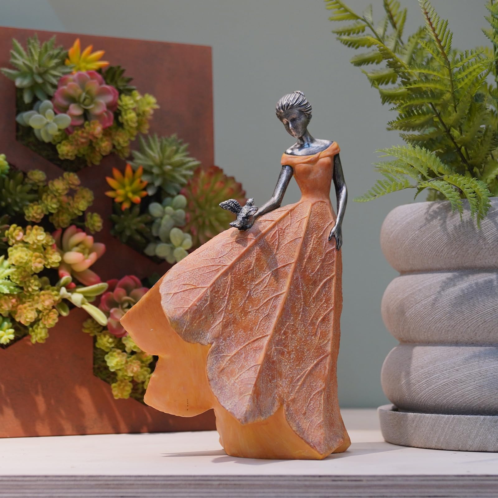 Guichifun compact statue fits small spaces for tasteful decor.