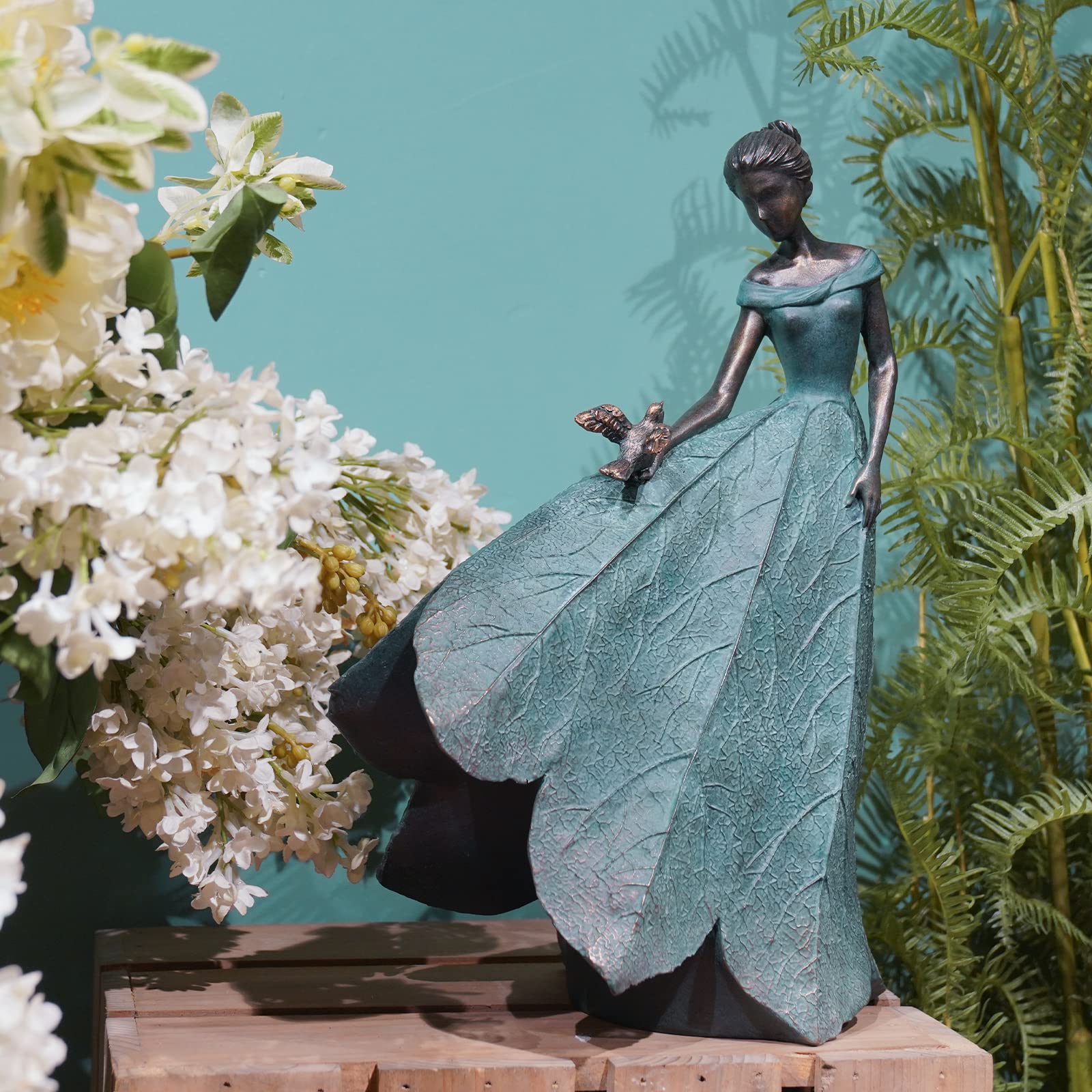 Guichifun leaf-textured skirt statue emphasizes artistic detail