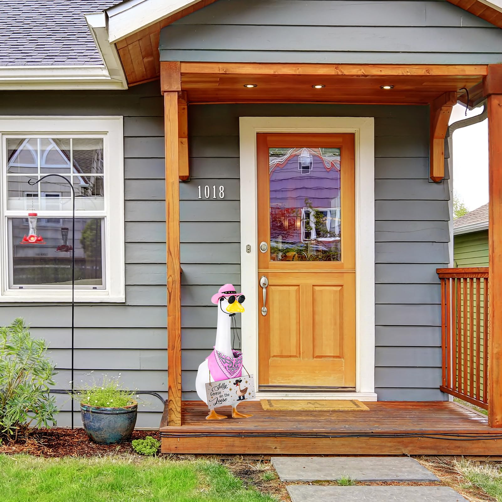 Guiqulai porch goose decor in western style brings color to outdoor gatherings