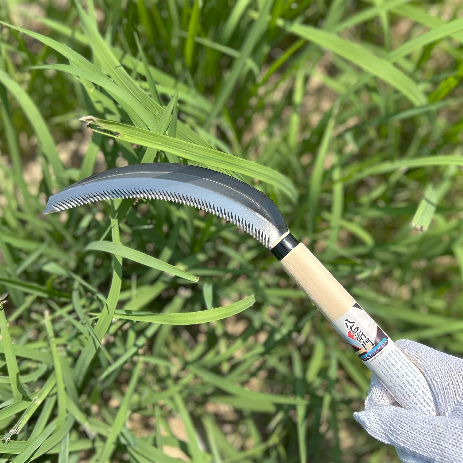 HACHIEMON carbon steel blade with large teeth boosts weeding efficiency.