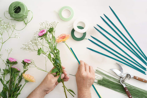 HAINANSTRY 25-pack garden stakes offer versatile support for home gardens.