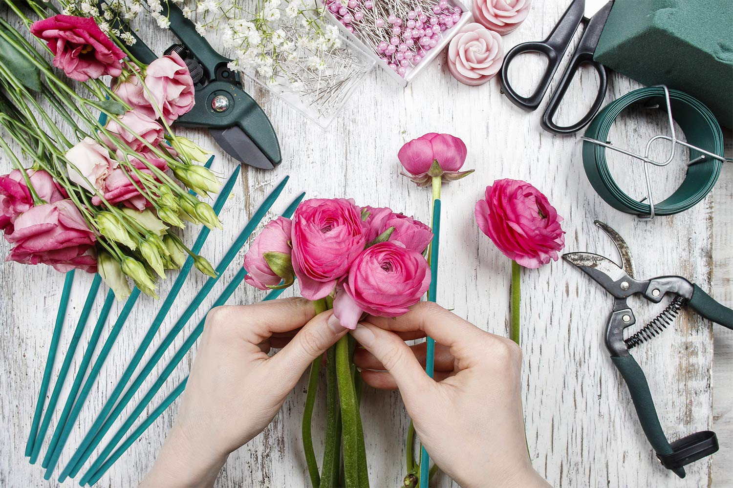 HAINANSTRY sturdy wooden stake ideal for florist arrangements and plant markers.