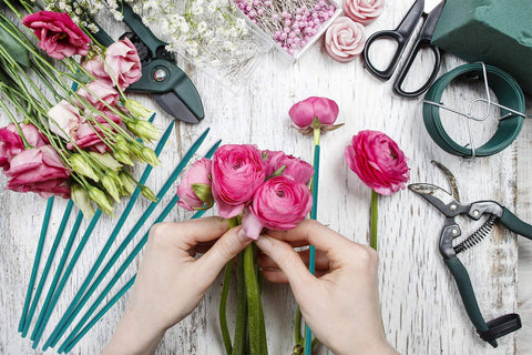 HAINANSTRY sturdy wooden stake ideal for florist arrangements and plant markers.