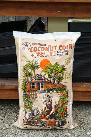 Happy Trees Coco Coir-Perlite 70/30 close-up shows airy texture for roots