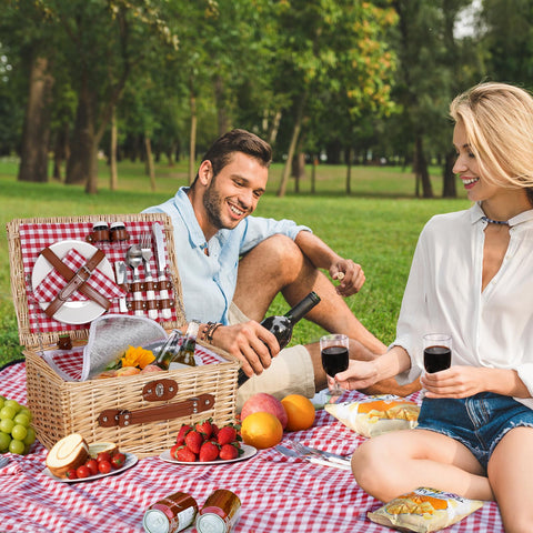 HappyPicnic cotton napkins for quick cleanup and a tidy table.