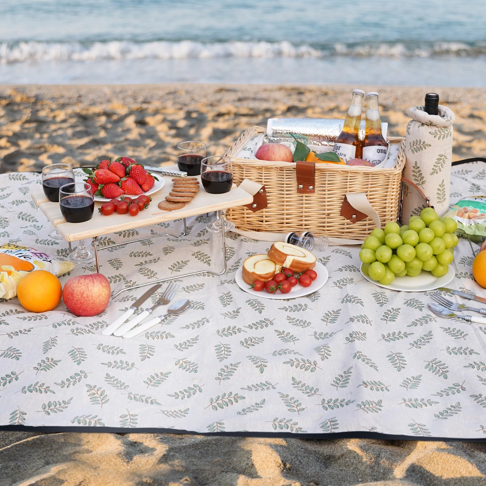 HappyPicnic Leaf glass wine glasses are elegant and practical.