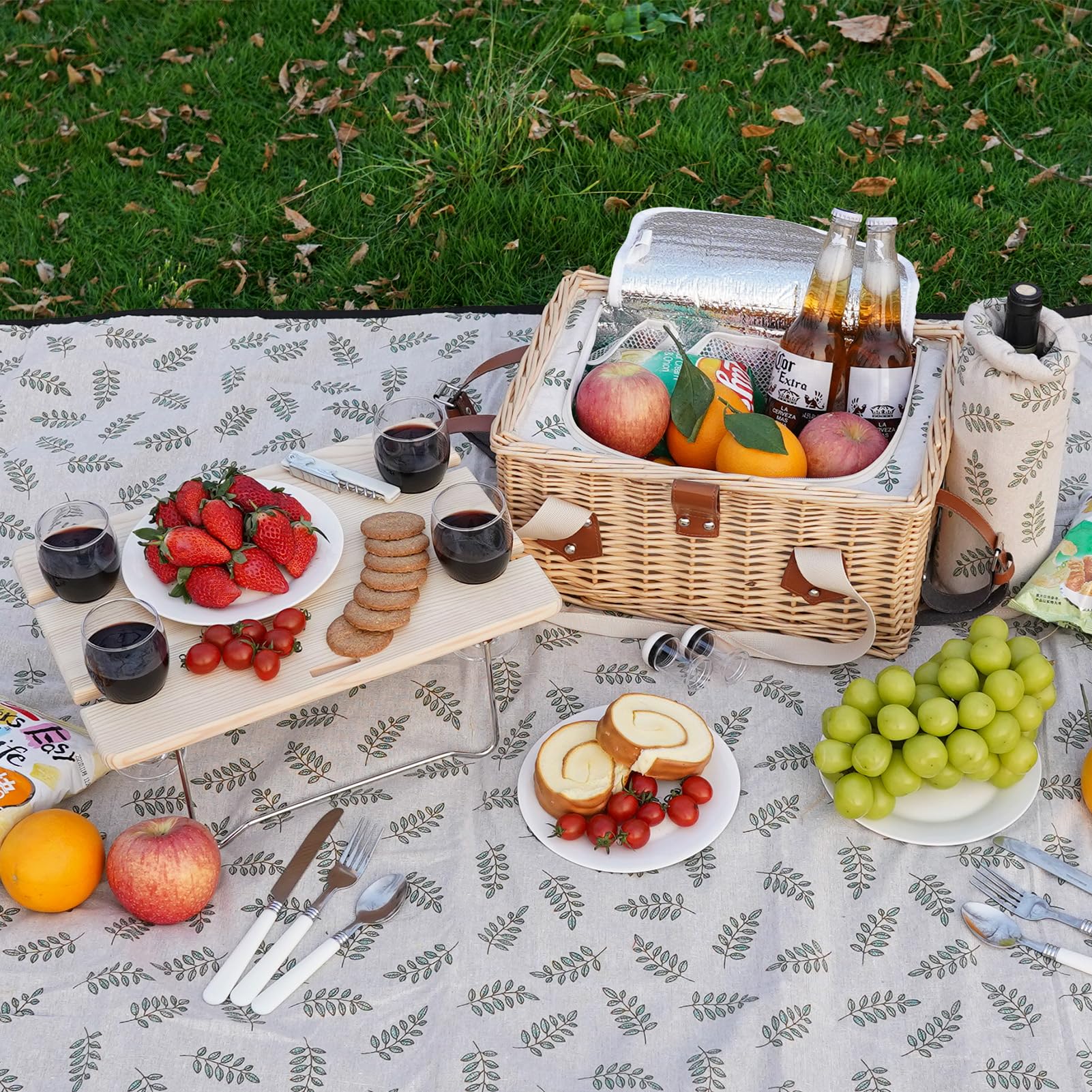 HappyPicnic Leaf insulated wine bag keeps drinks cool and protected.