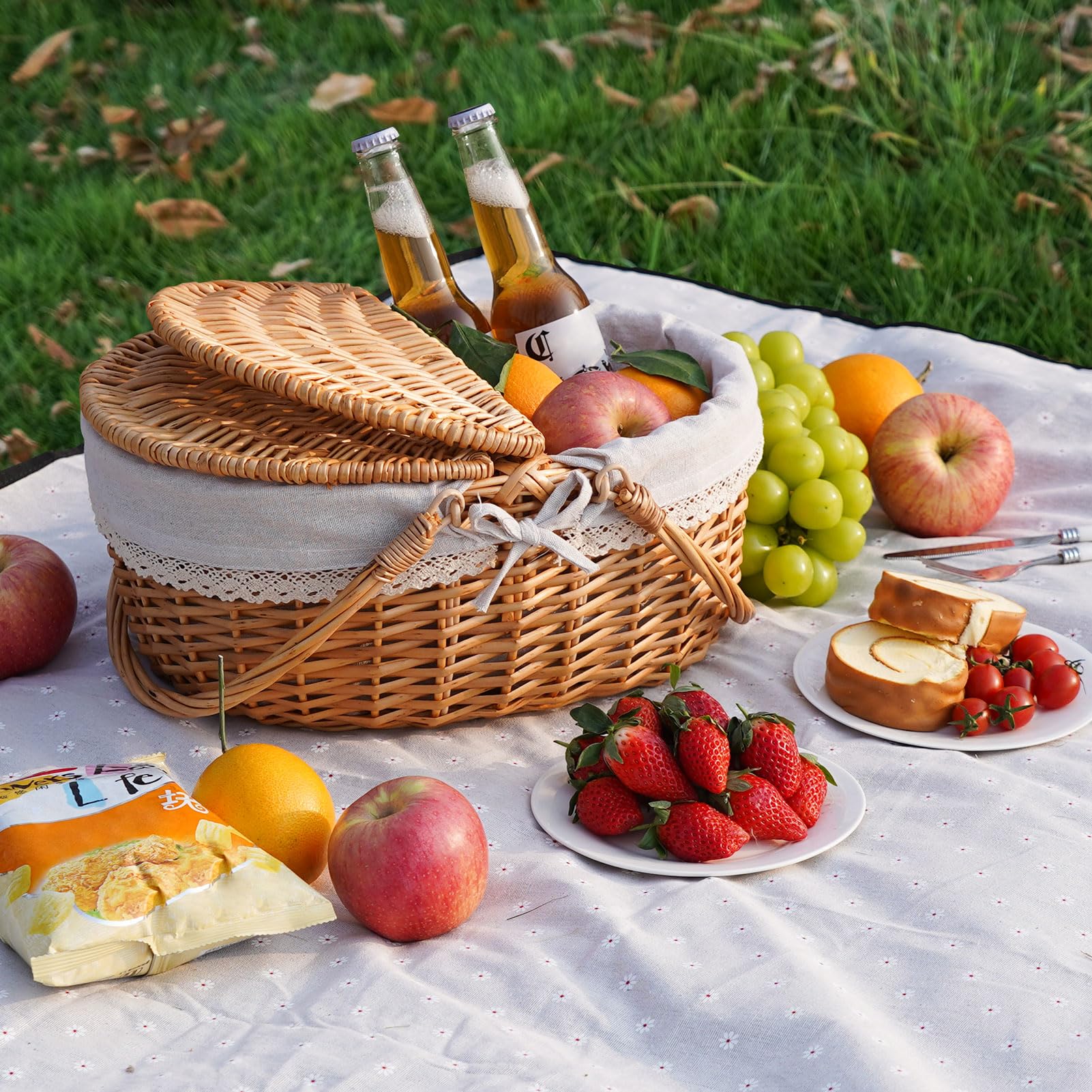 HappyPicnic removable liner keeps contents clean during outings