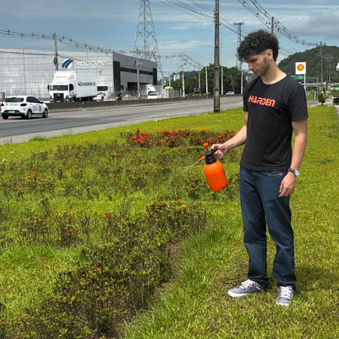 Harden 2-liter reservoir sprayer delivers ample liquid for prolonged tasks.