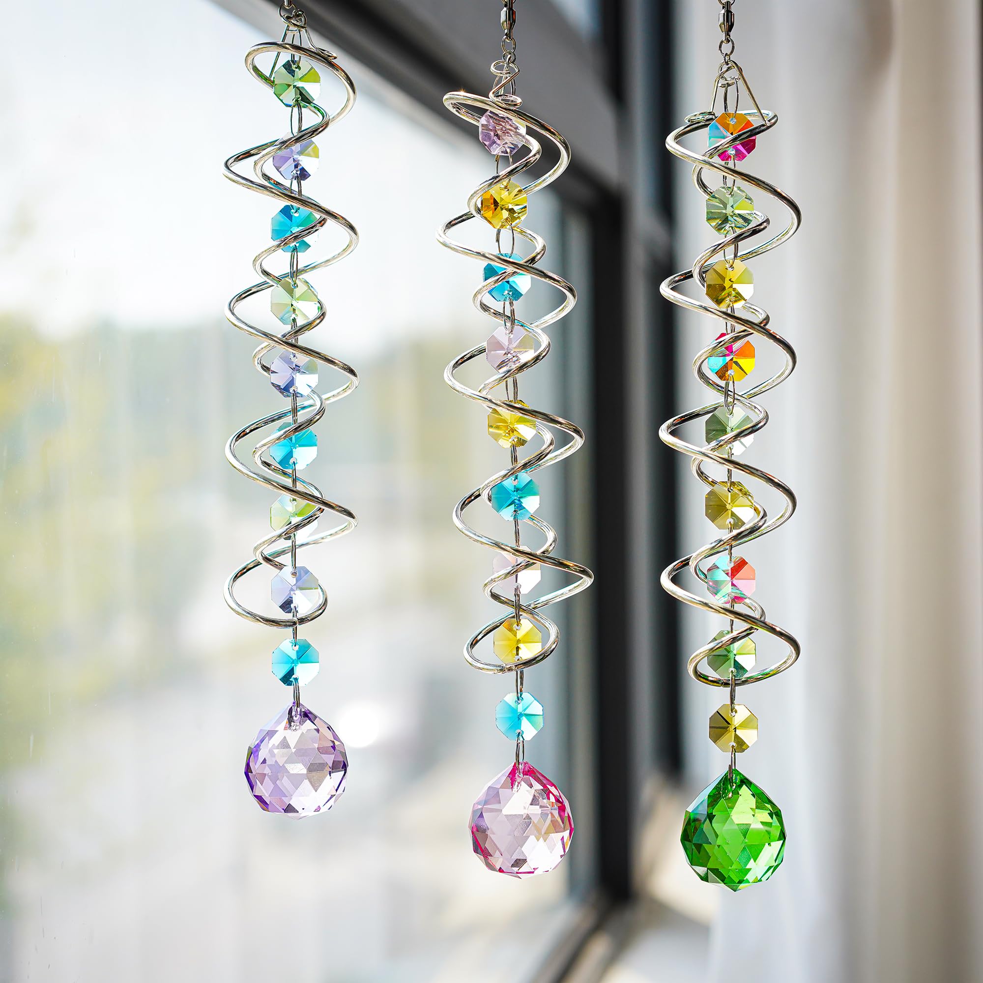 H&D Hyaline & Dora gazing ball wind spinner reflects sunlight in the garden