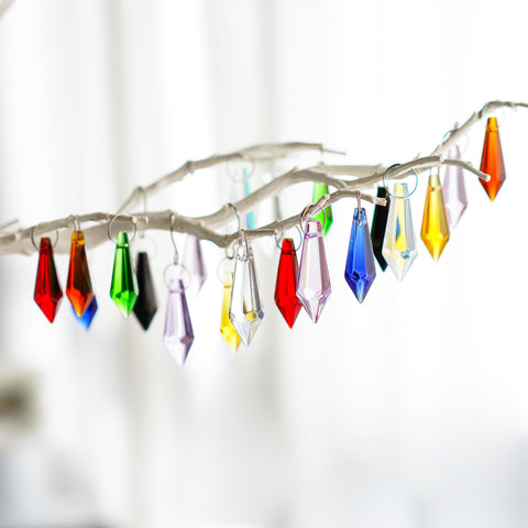 HD Hyaline & Dora mixed-color prisms brighten living room decor with color play.