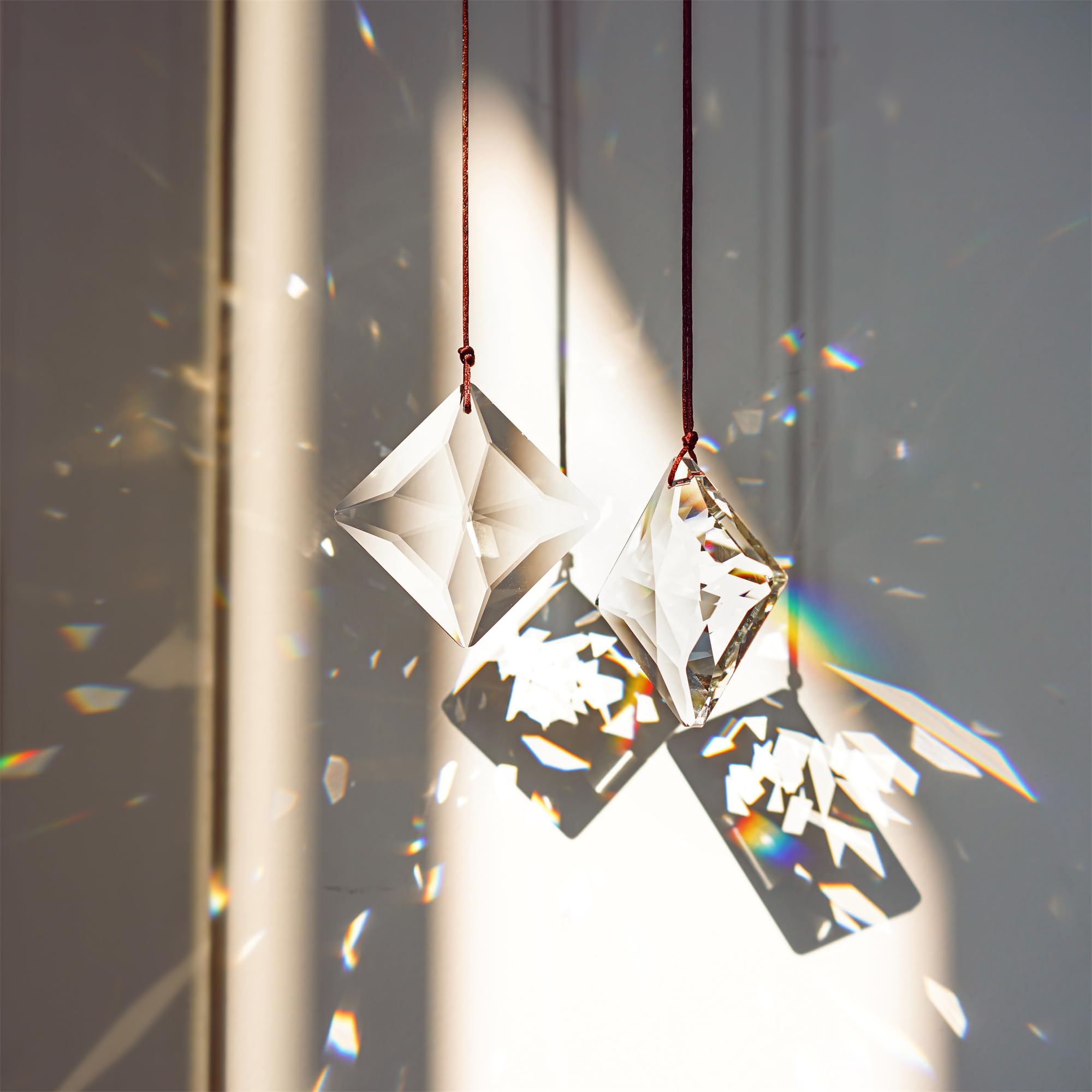 HDCRYSTALGIFTS convex edge reflects light into decorative shimmering patterns