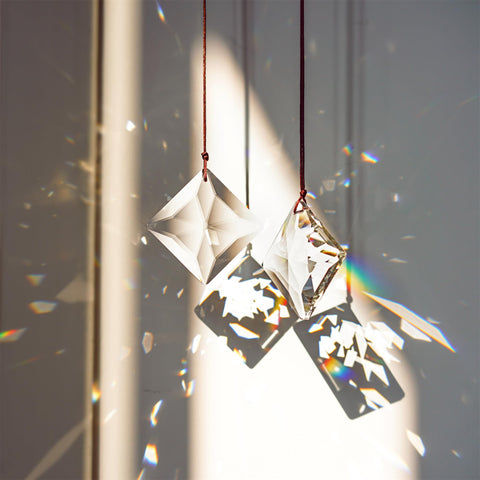 HDCRYSTALGIFTS convex edge reflects light into decorative shimmering patterns