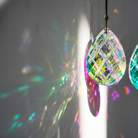 HDCRYSTALGIFTS crystal pendant reflects sunlight for sparkling indoor decor.
