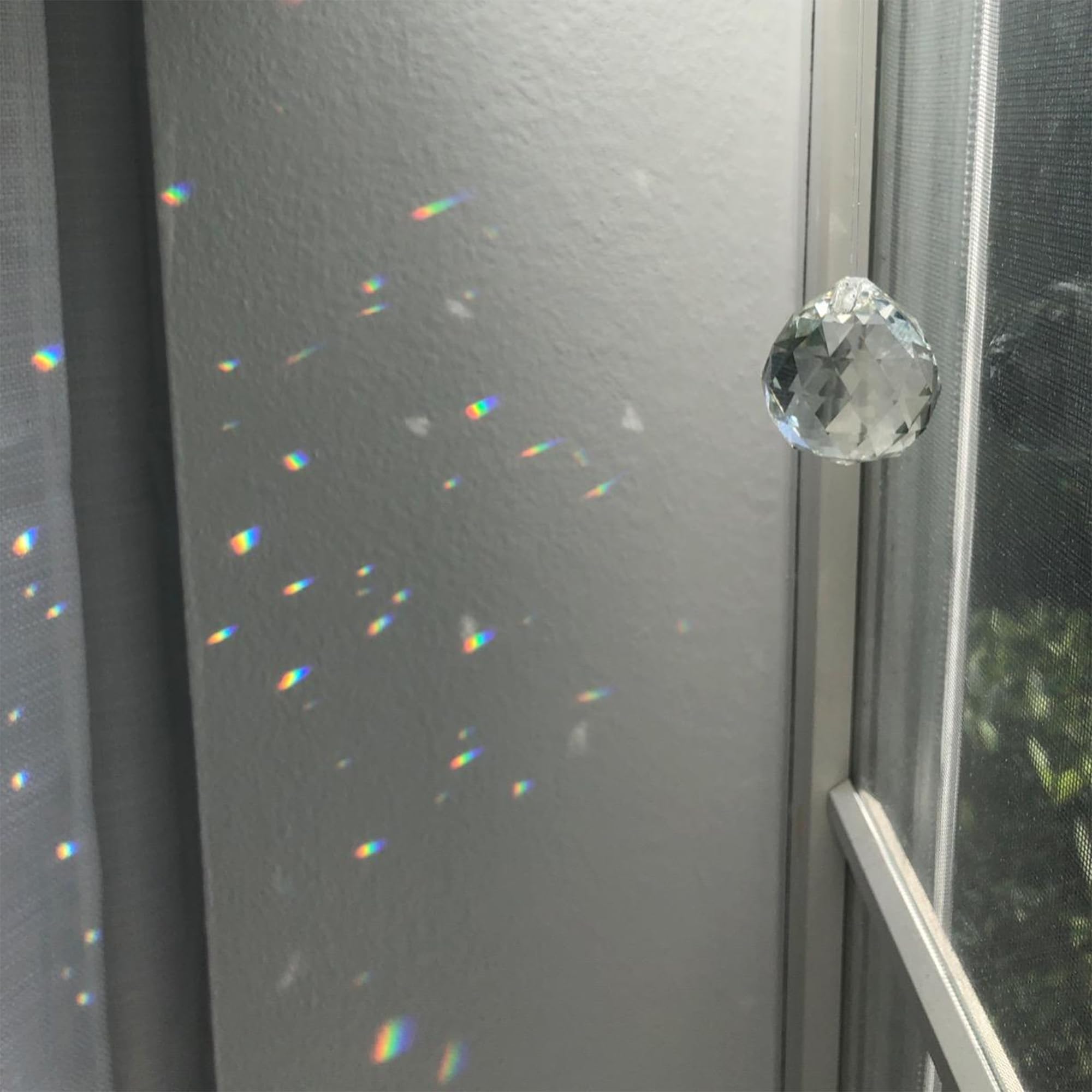 HDCRYSTALGIFTS garden window decoration enhances outdoor spaces with shimmering light.