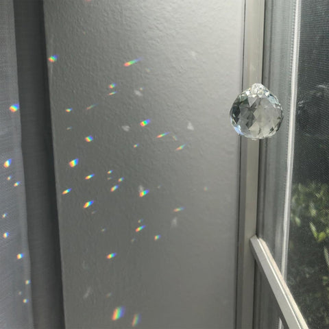 HDCRYSTALGIFTS garden window decoration enhances outdoor spaces with shimmering light.